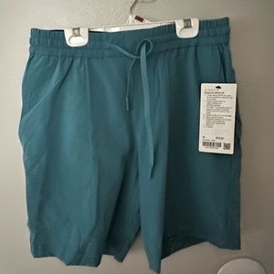 Bowline Short 8” Stretch Ripstop in Size Medium. NWT.